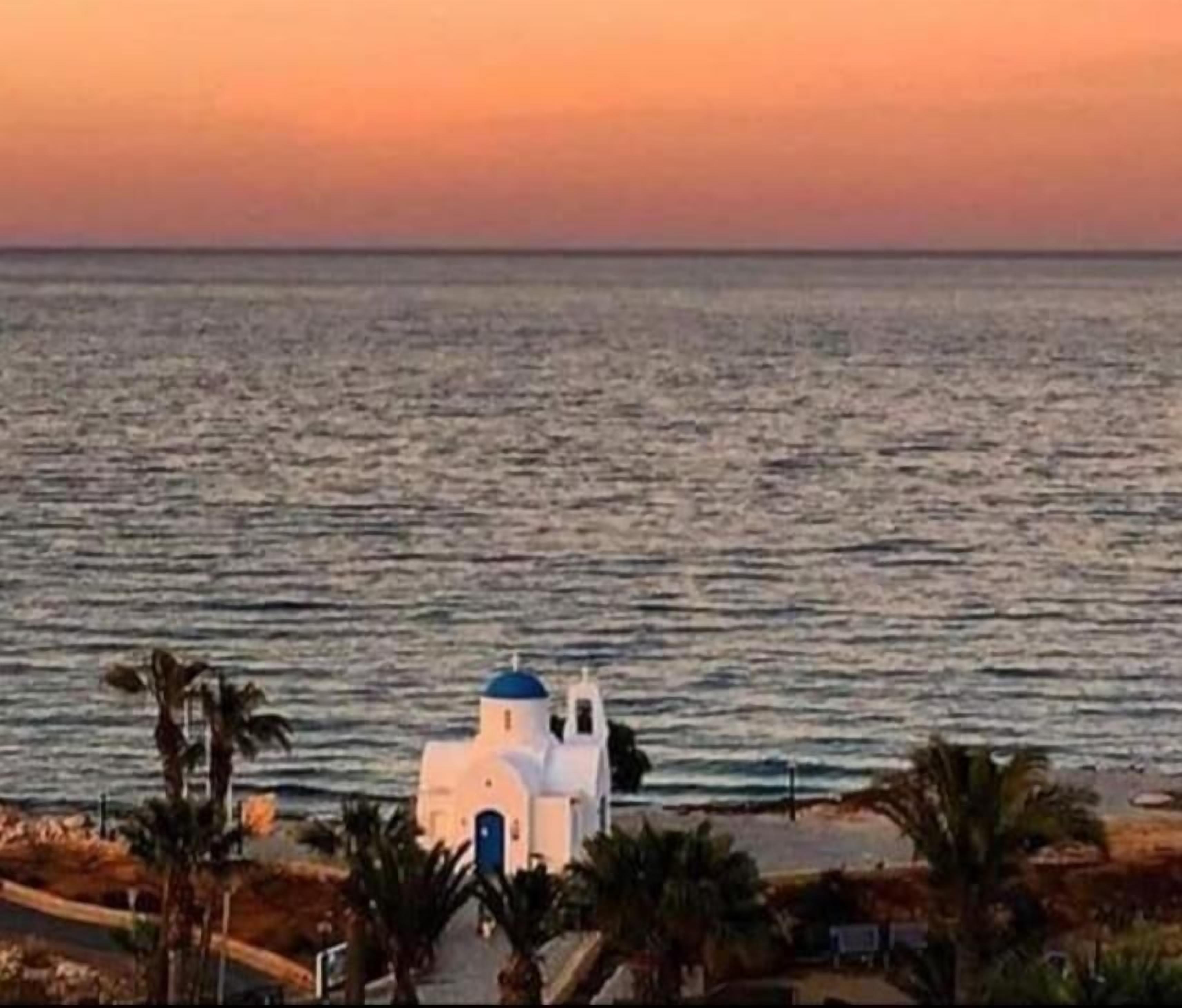beach nearby, sun-loungers, beach umbrellas