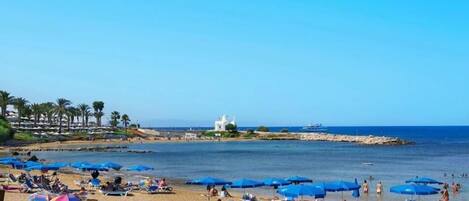 Plage à proximité, chaises longues, parasols