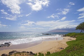 บนชายหาด