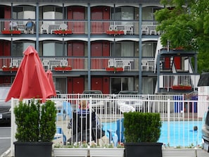 Outdoor pool - Kings Inn Near The Falls (Niagara Falls)