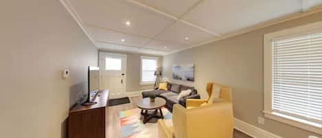 2 Bedroom House, 1 Queen Bed and 2 Double Beds | Living area | 27-inch TV with premium channels