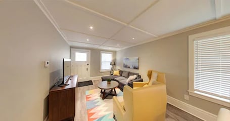 Casa, 2 habitaciones | Zona de estar | Televisión de 27 pulgadas con canales premium. Kings Inn Near The Falls