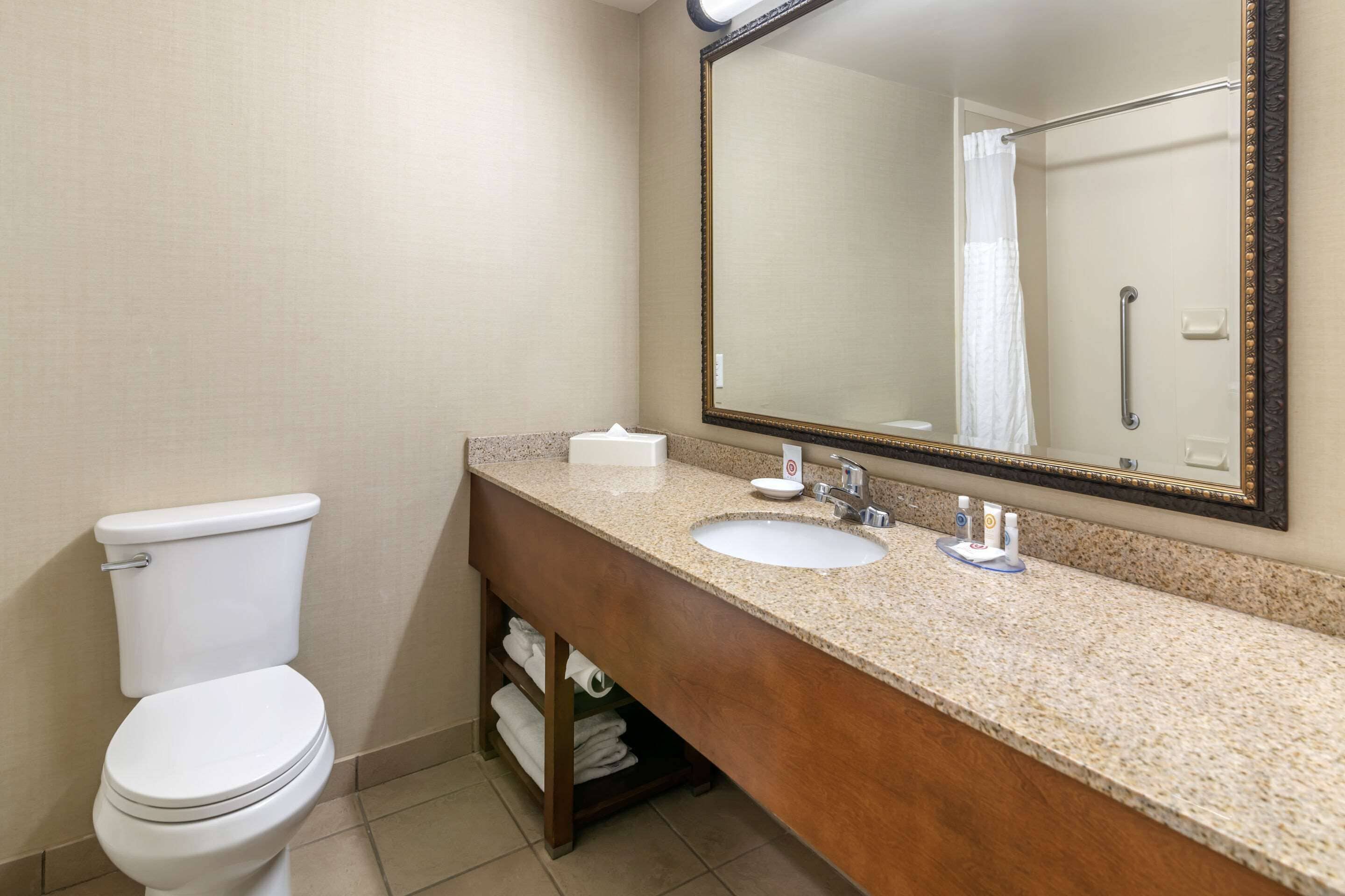 standard room, 1 king bed, non smoking | desk, blackout curtains, iron/ironing board, free wifi