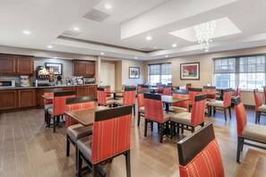 Café da manhã para viagem grátis todos os dias