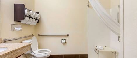 Een badkamer met toilet, wastafel, douche met gordijn, handdoekrek en een handgreep.