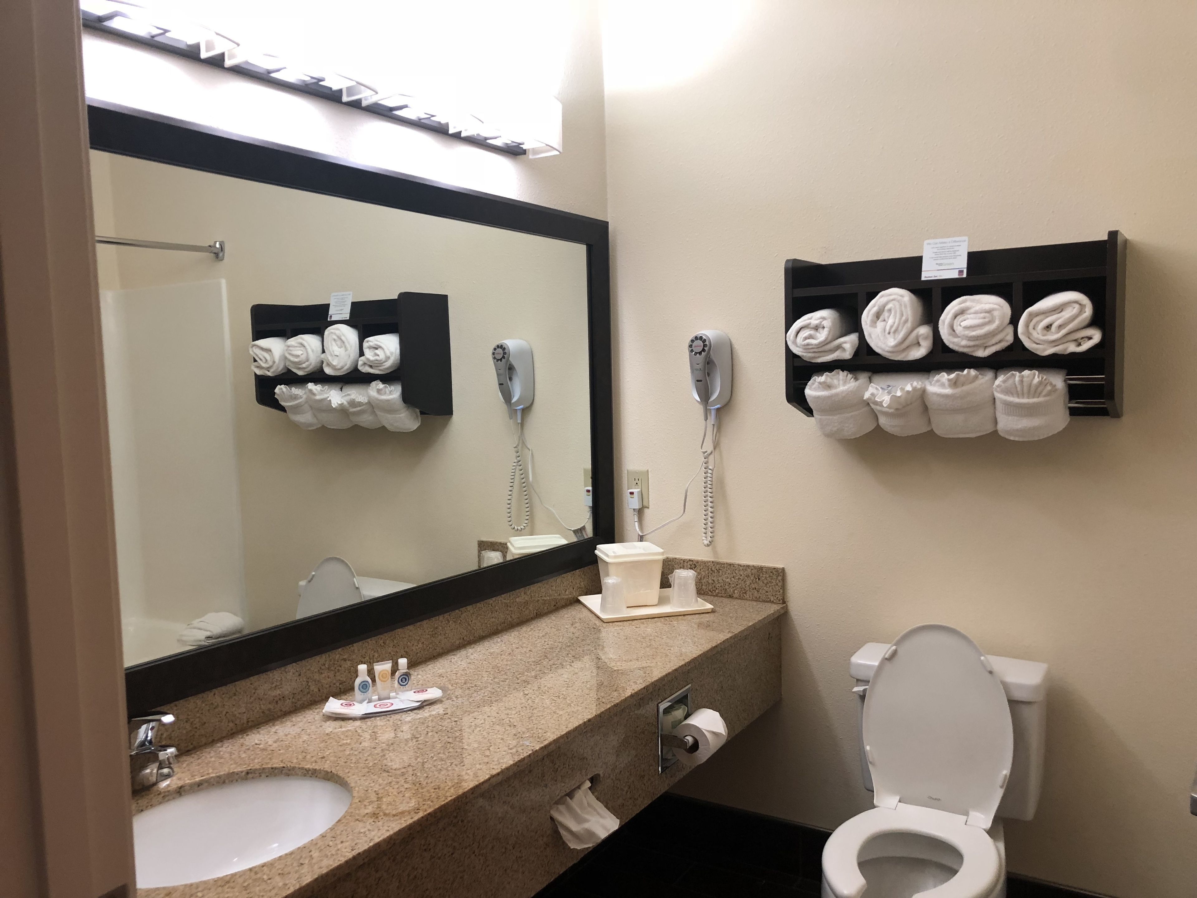 combined shower/bathtub, hair dryer, towels