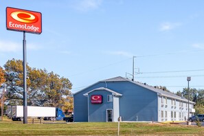 A blue building with a sign reading "EconoLodge." - Econo Lodge Lincoln (Lincoln)