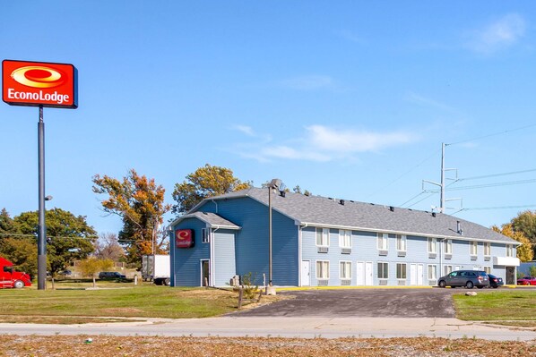 A blue building with a sign reading "EconoLodge." - Econo Lodge Lincoln (Lincoln)