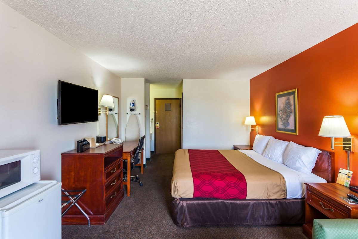 Room, 1 King Bed, Non Smoking | WiFi (free), bed sheets