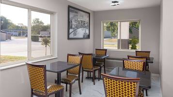 Sudah termasuk sarapan dibawa pulang setiap hari