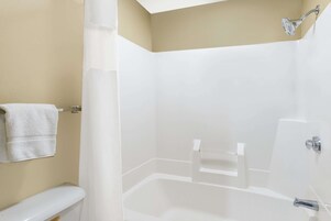 Bañera con ducha, artículos de tocador gratuitos, secador de pelo