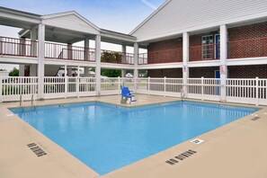 Indoor/outdoor pool - Americas Best Value Inn Edenton (Edenton)