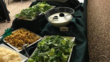 2 restaurants, lunch served