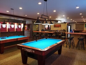 2 restaurantes; se sirven comidas 