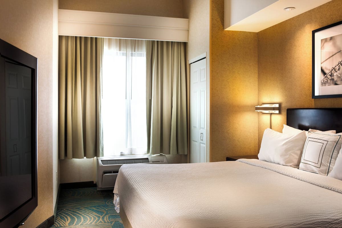 Peralatan tempat tidur premium, meja, ruang kerja komputer riba