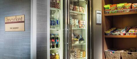 Un présentoir réfrigéré contenant divers produits alimentaires et boissons.