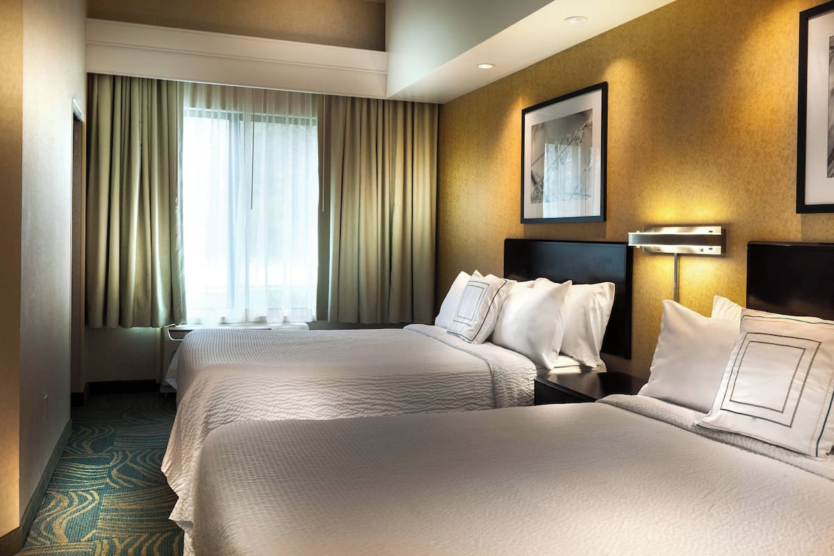 Peralatan tempat tidur premium, meja, ruang kerja komputer riba