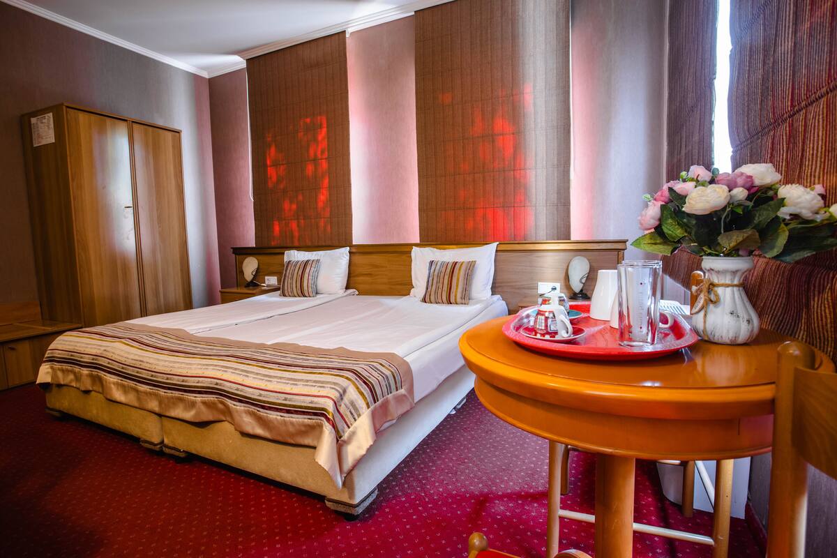 Deluxe Double or Twin Room, Balcony | Minibar, in-room safe, iron/ironing board (on request), WiFi (free)