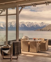 Matakauri Four Bedroom Villa | Área de estar | TV LCD, DVD player, dock para iPod, dock para MP3