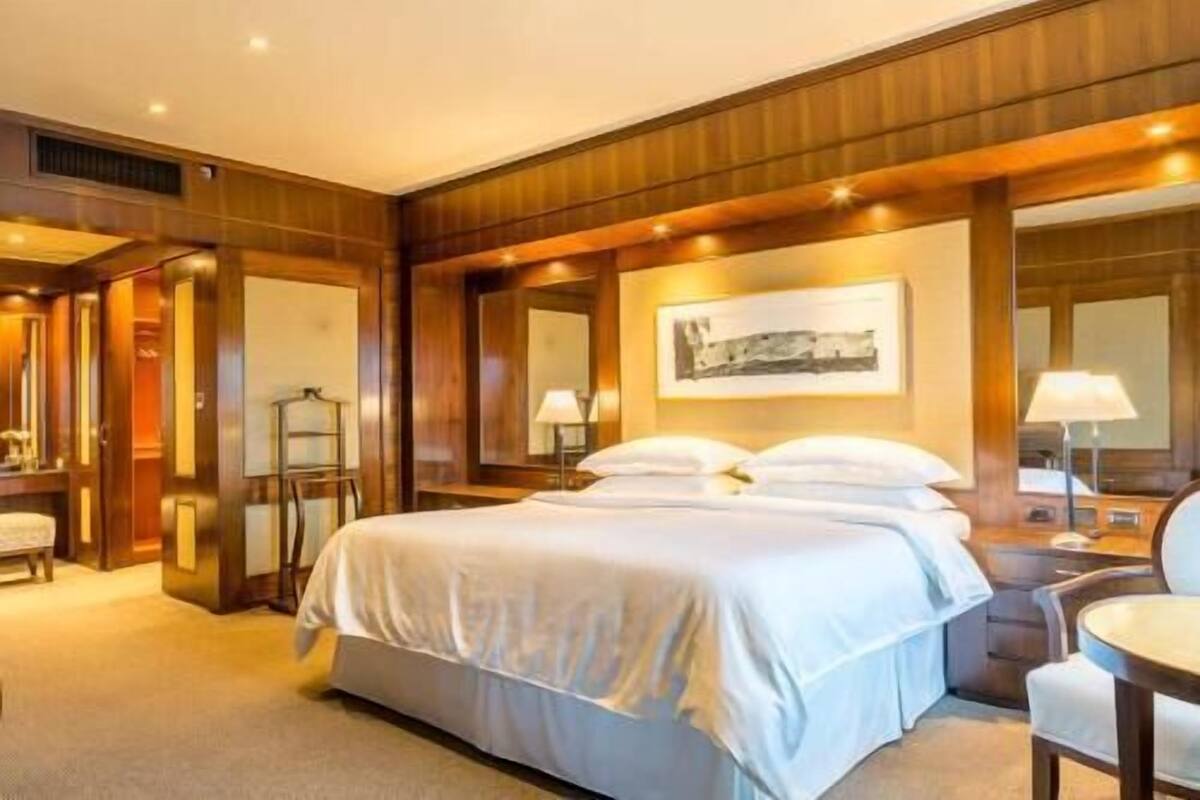 Minibar, in-room safe, desk, laptop workspace