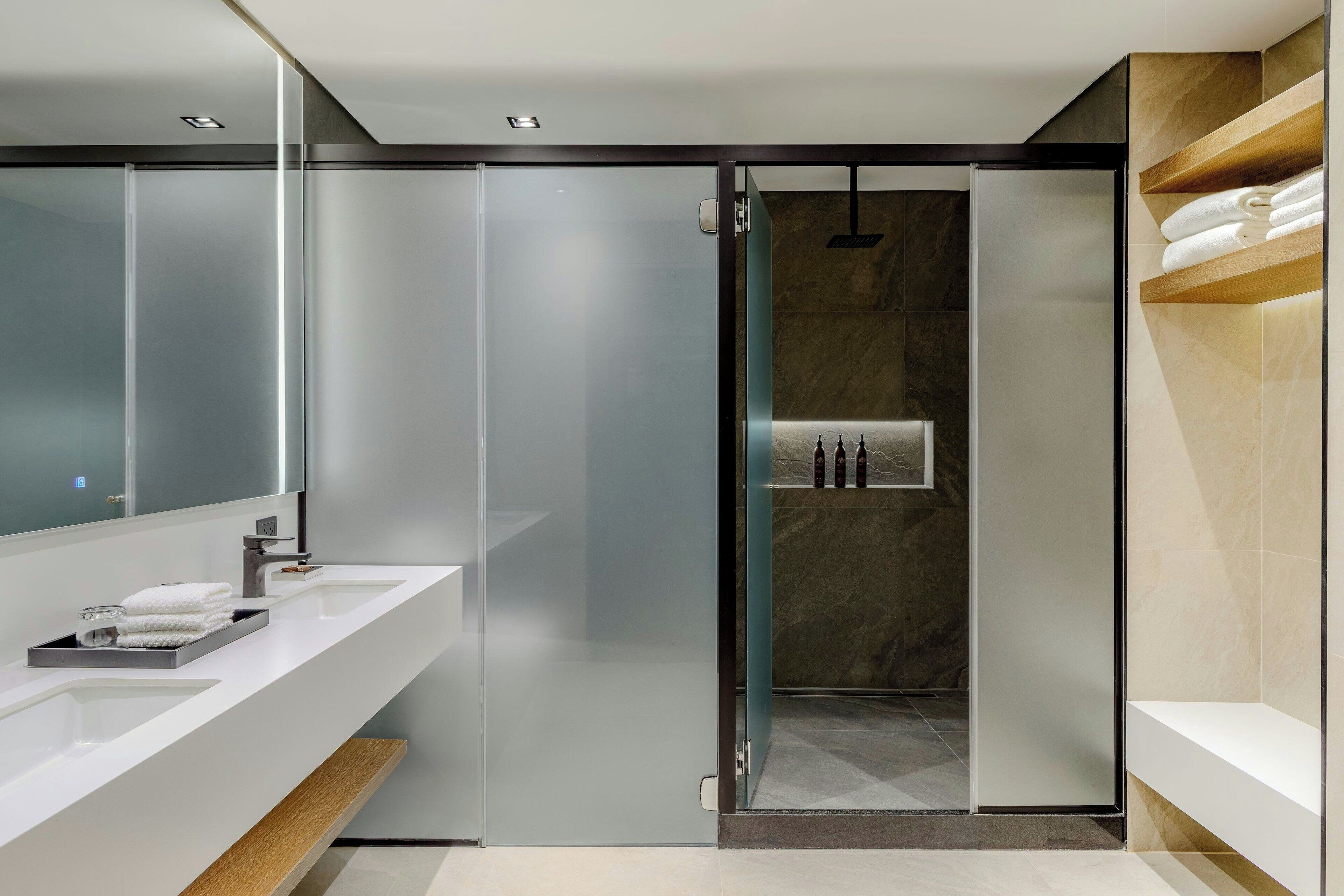 Presidential Suite, 1 Double Bed | Bathroom | Shower, rainfall showerhead, free toiletries, hair dryer