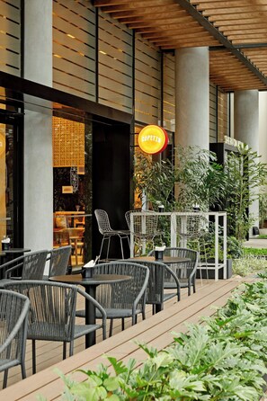 2 restaurants, breakfast served