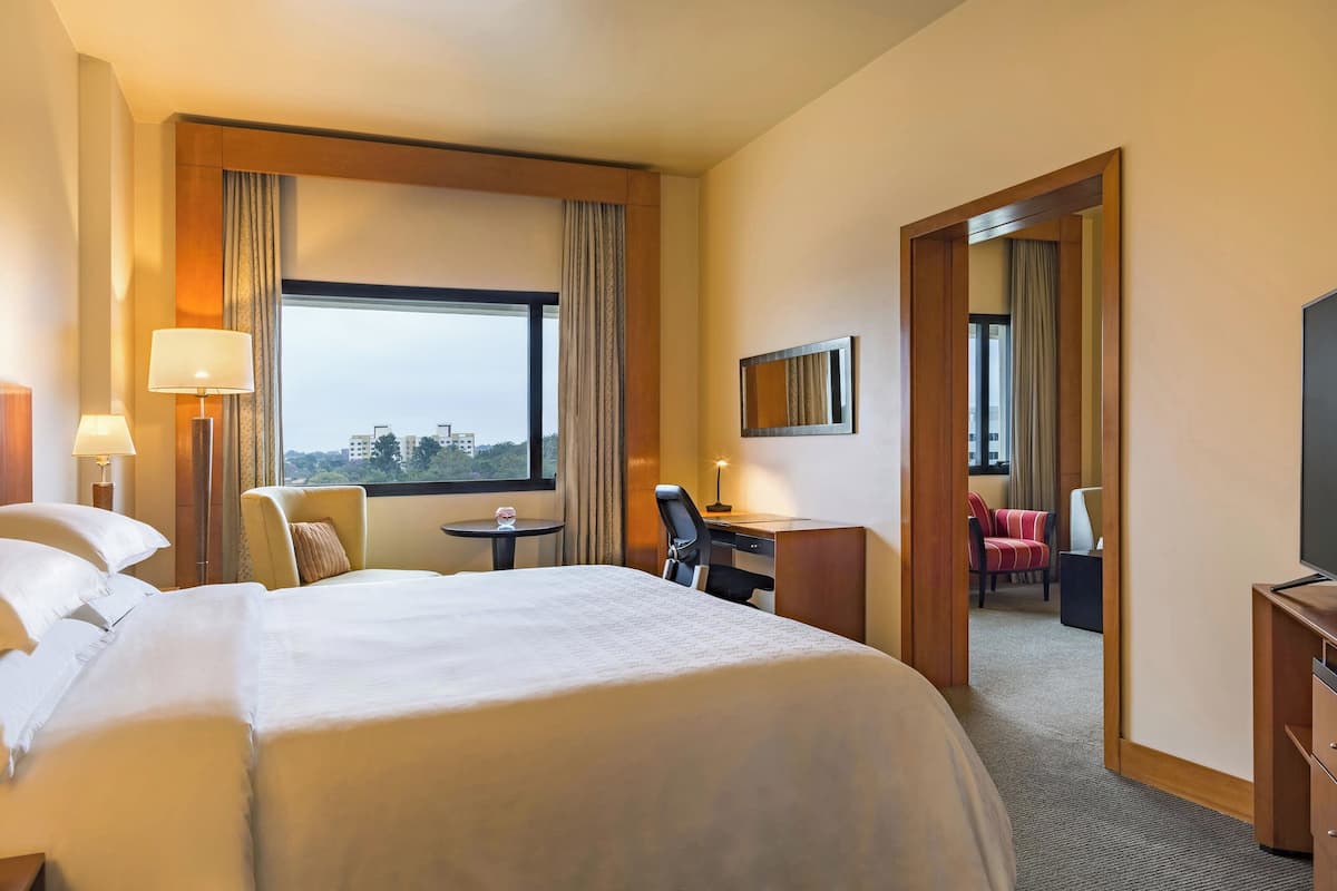 Executive suite, 1 kingsize bed, niet-roken | Een minibar, een kluis op de kamer, een bureau, een laptopwerkplek