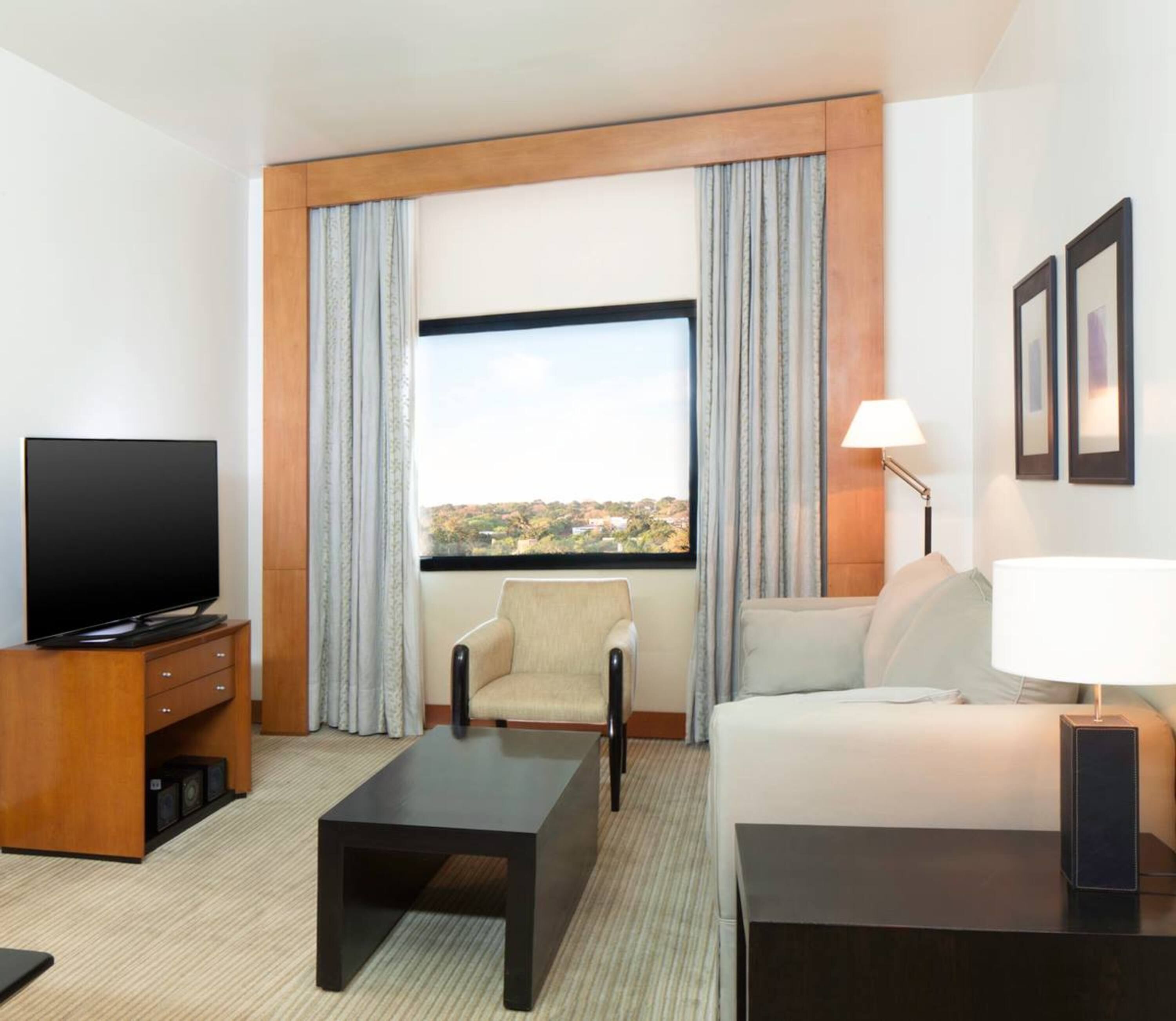 executive suite, 1 king bed, non smoking | minibar, in-room safe, desk, laptop workspace