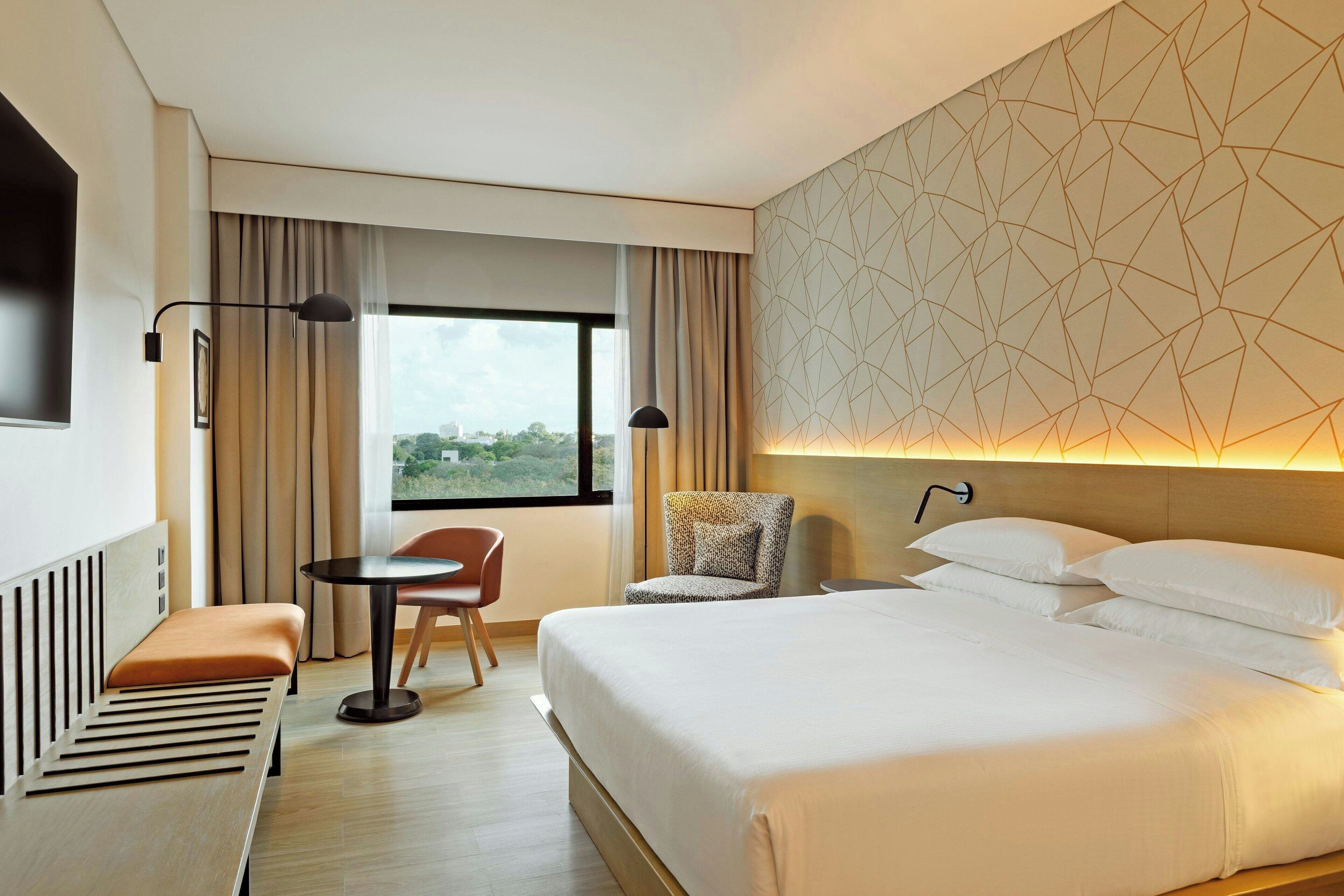 Club Room, 1 King Bed | Minibar, in-room safe, desk, laptop workspace