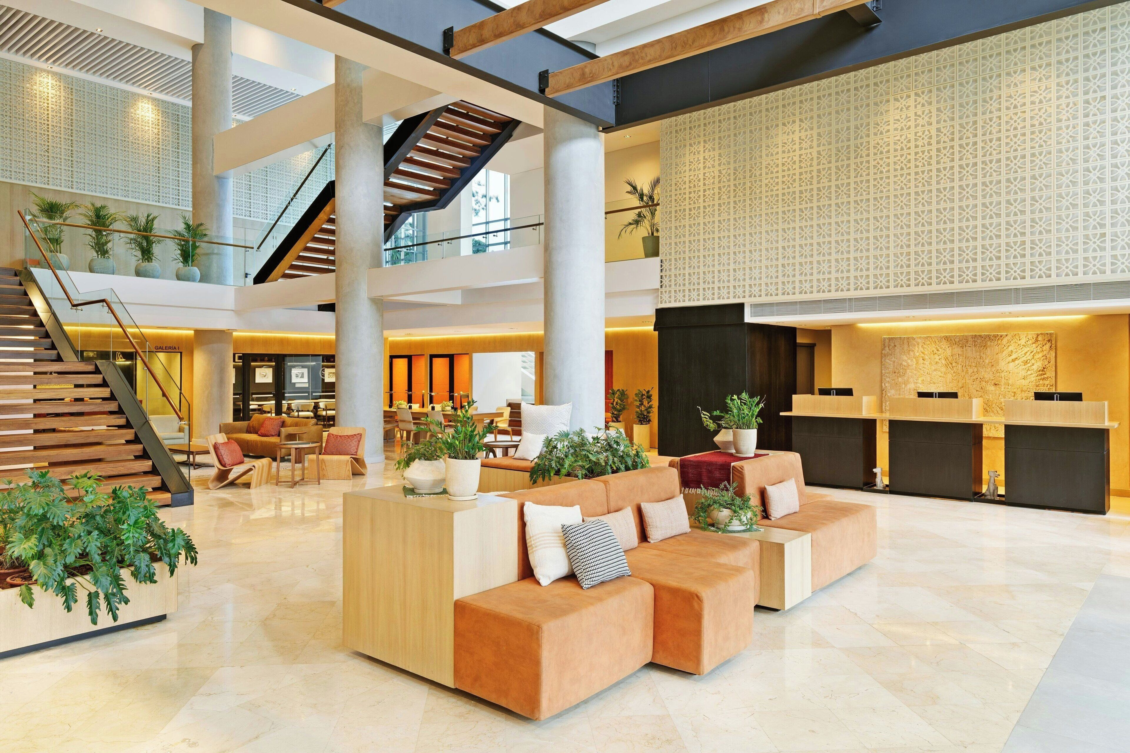 Lobby-lounge