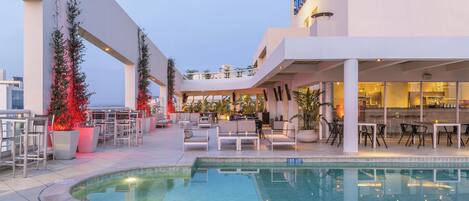 2 restaurants, breakfast served