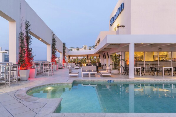 2 restaurants, breakfast served