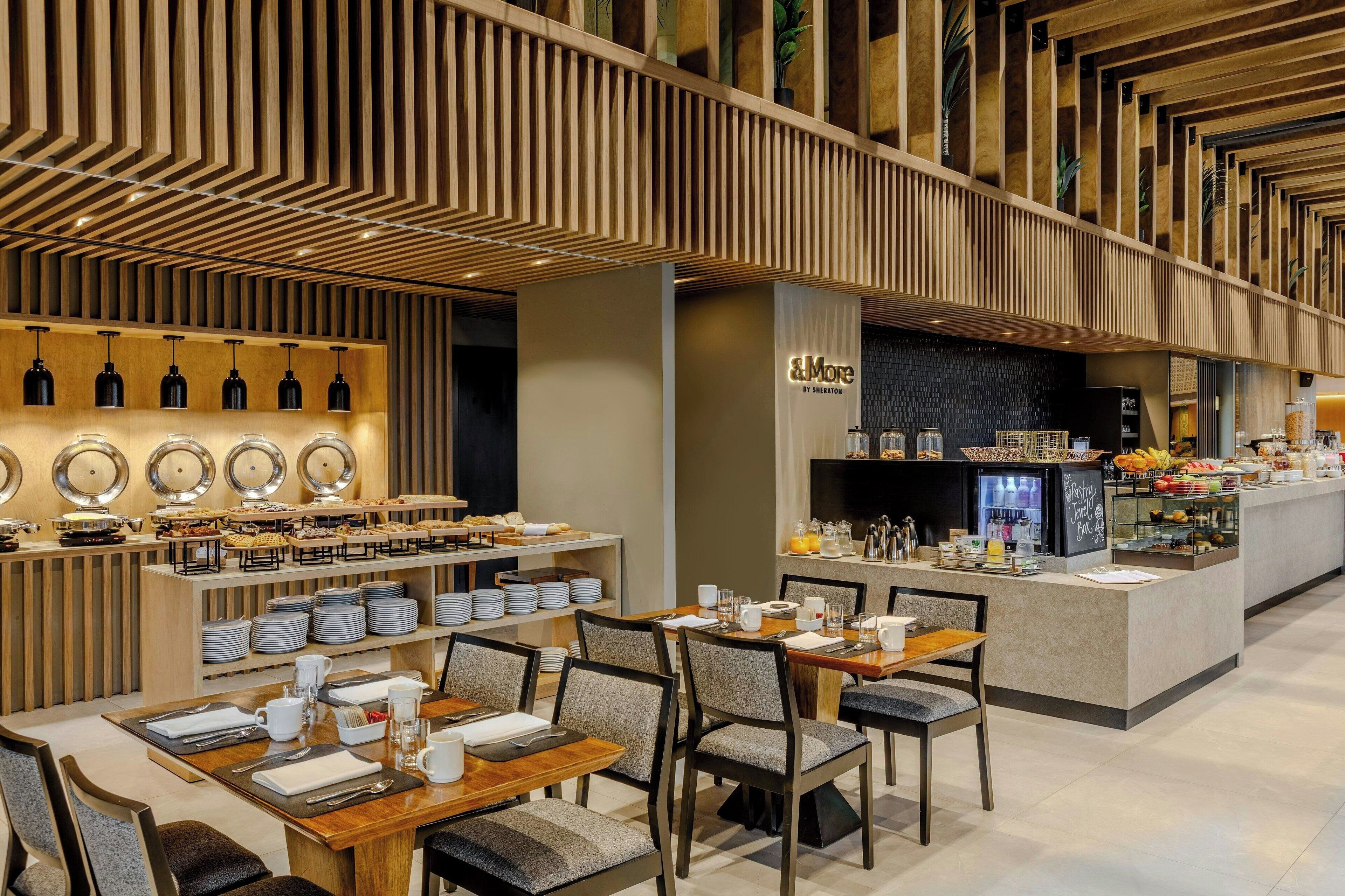 2 restaurants servant le petit déjeuner, le déjeuner et le dîner