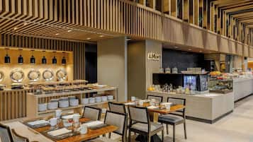 2 restaurants servant le petit déjeuner, le déjeuner et le dîner