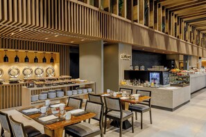 2 restaurantes; se sirve desayuno, almuerzo, cena y brunch