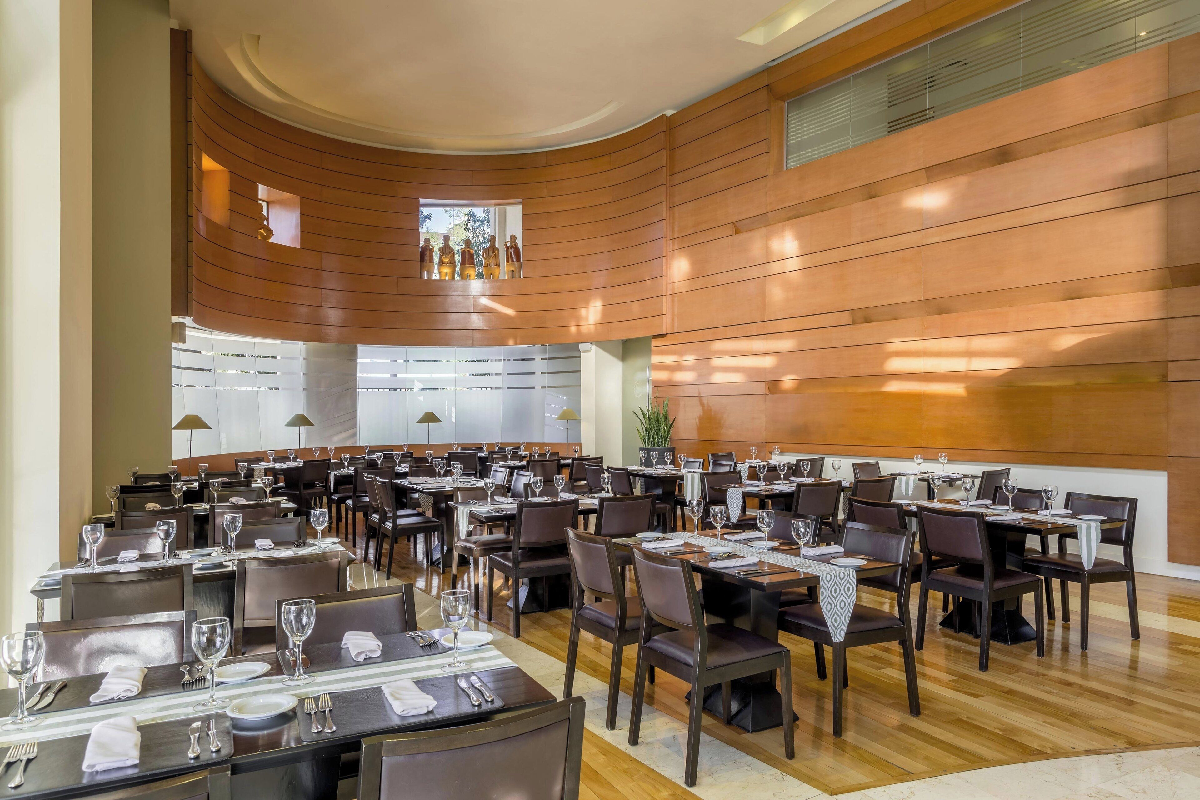 2 restaurants, breakfast served