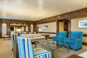 Minibar, caja de seguridad en la habitación y escritorio 