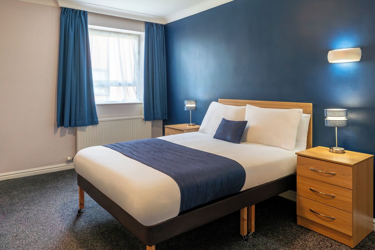 In-room safe, desk, iron/ironing board (on request), WiFi (free)