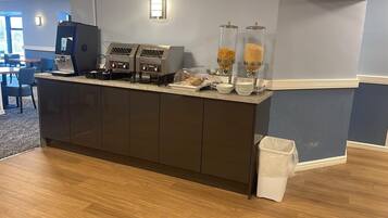 فطور أوروبي يوميًا مقابل رسوم