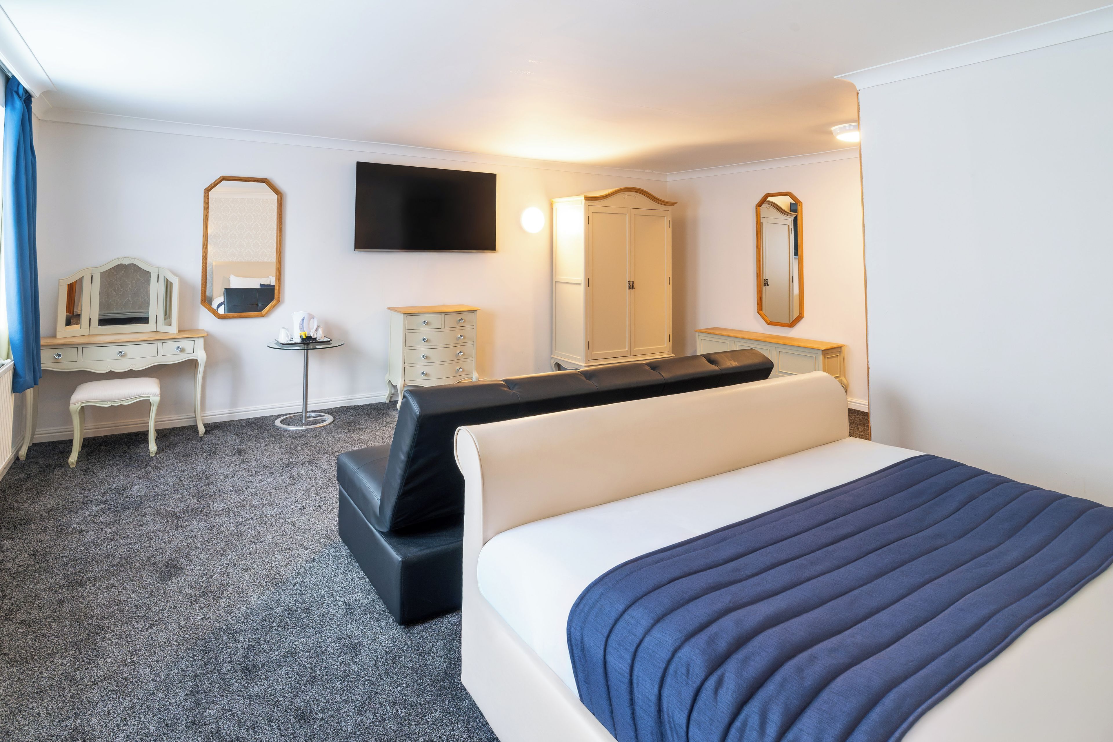 Suite | In-room safe, desk, iron/ironing board (on request), free WiFi