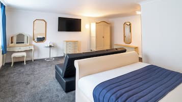 Suite | In-room safe, desk, iron/ironing board (on request), free WiFi