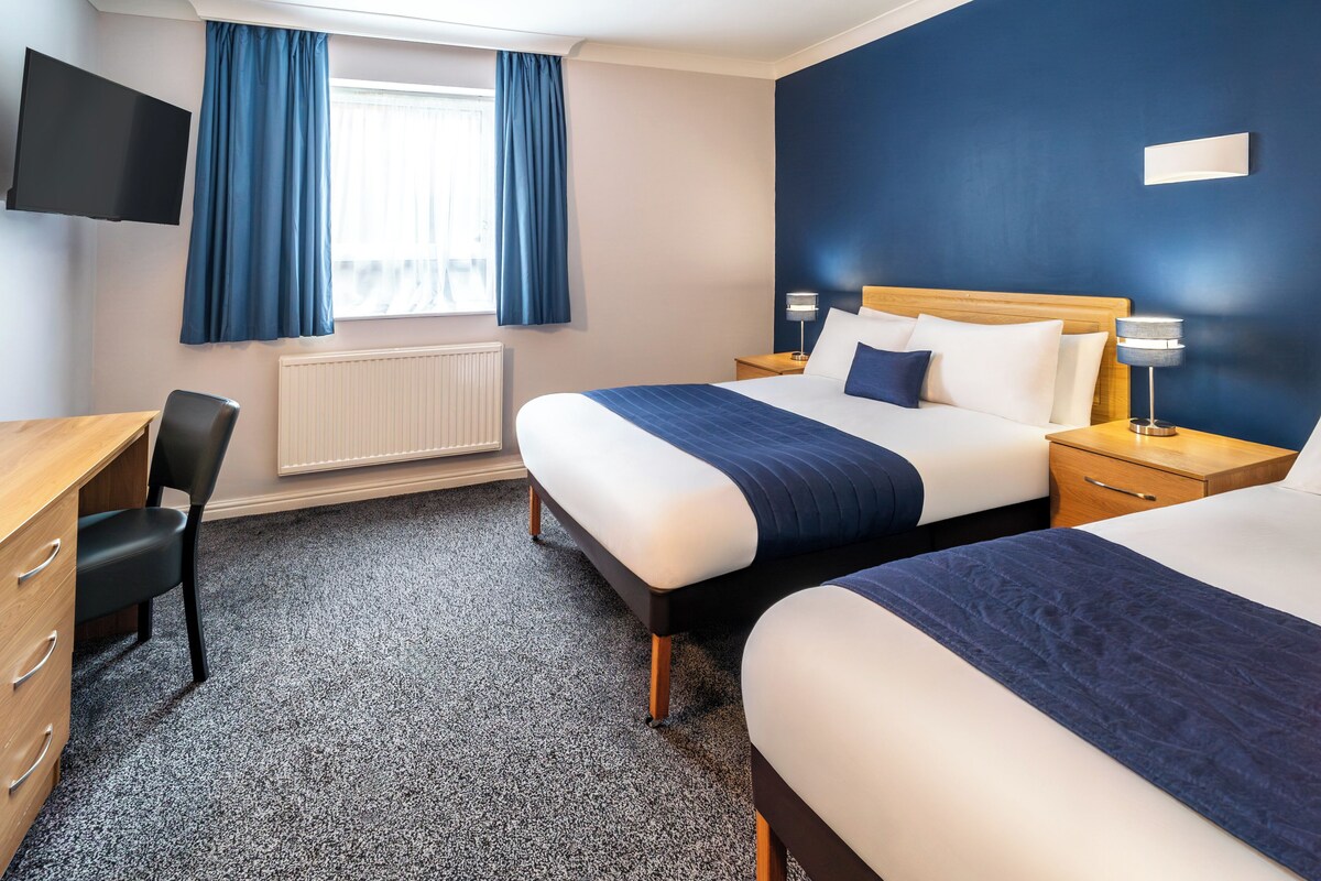 Twin Room | In-room safe, desk, iron/ironing board (on request), WiFi (free)