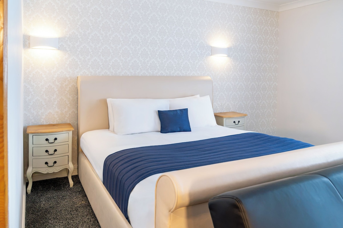 Suite | In-room safe, desk, iron/ironing board (on request), WiFi (free)