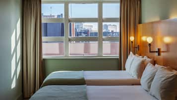 Classic Double Double | Seprai premium, brankas, meja kerja, dan ruang kerja ramah laptop