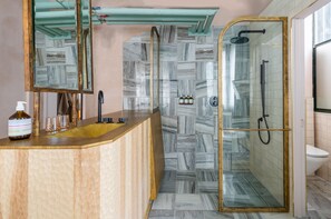 Signature Suite | Baño | Amenidades de baño de diseñador, secadora de cabello, toallas, jabón 