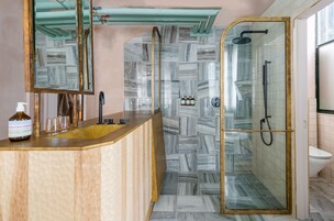 Signature Suite | Badrum | Lyxtoalettartiklar, hårtork, handdukar och tvål