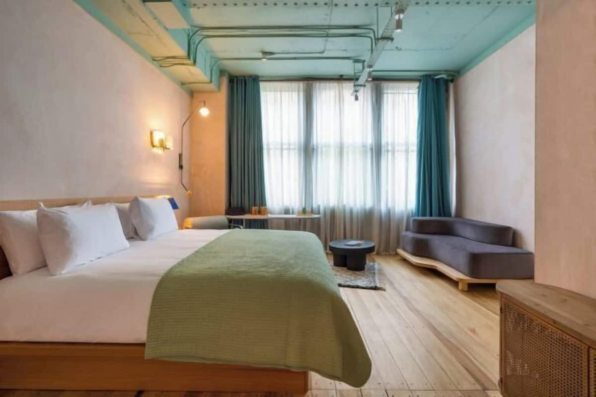 Premium bedding, in-room safe, desk, laptop workspace