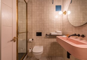 Ein Badezimmer mit Toilette, Waschbecken und Dusche.