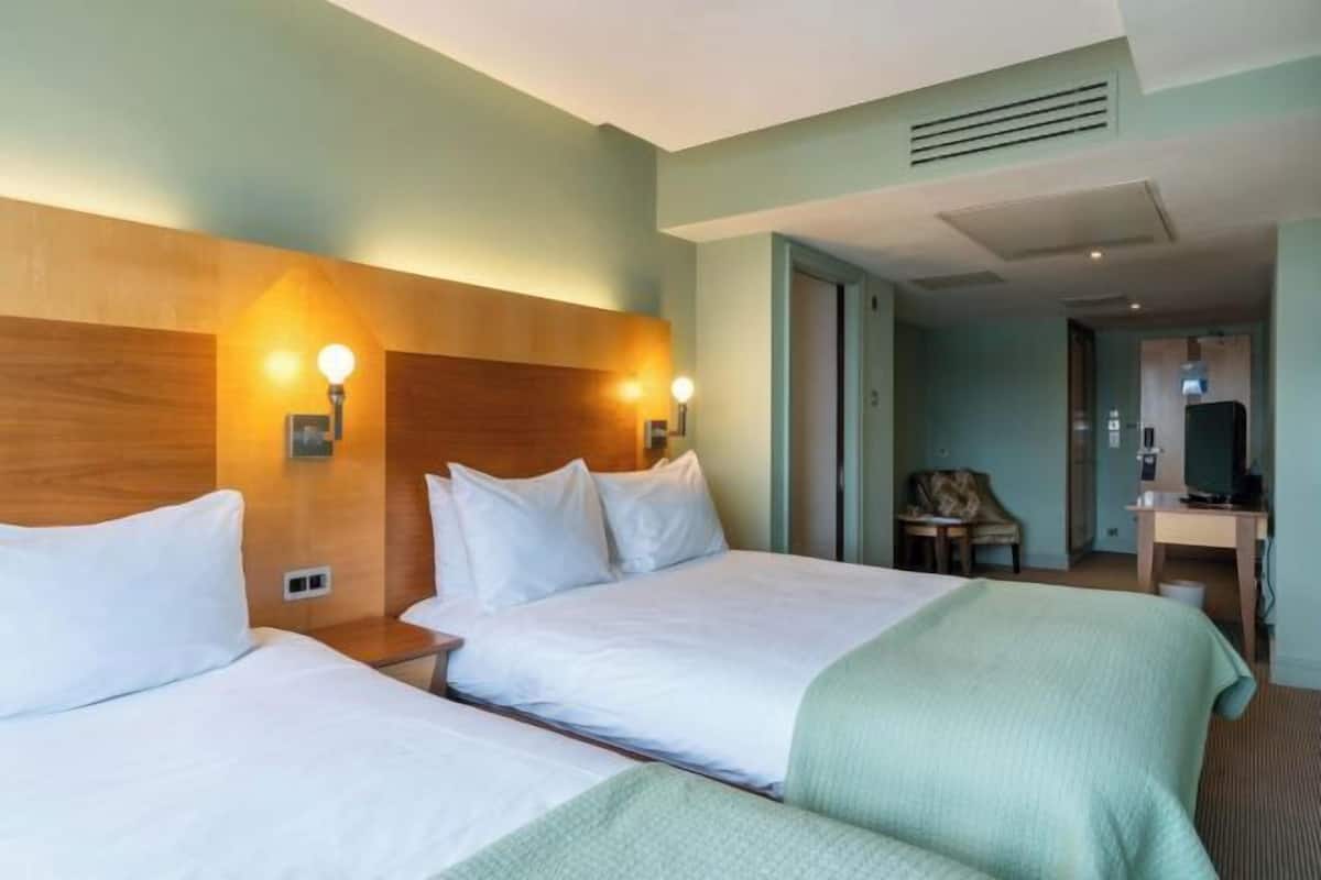 Literie de qualité supérieure, coffres-forts dans les chambres, bureau