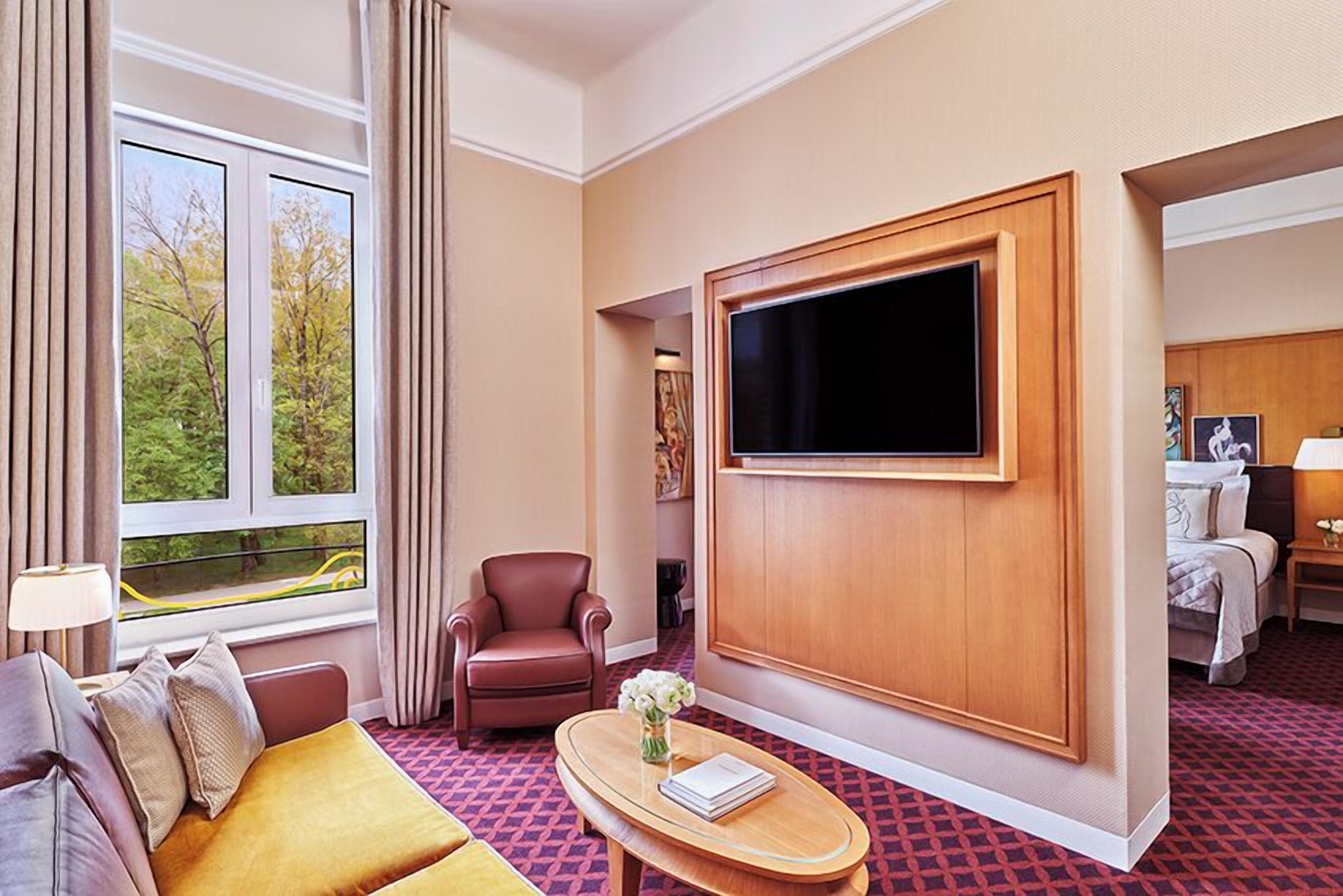 junior suite prestige | living area | flat-screen tv